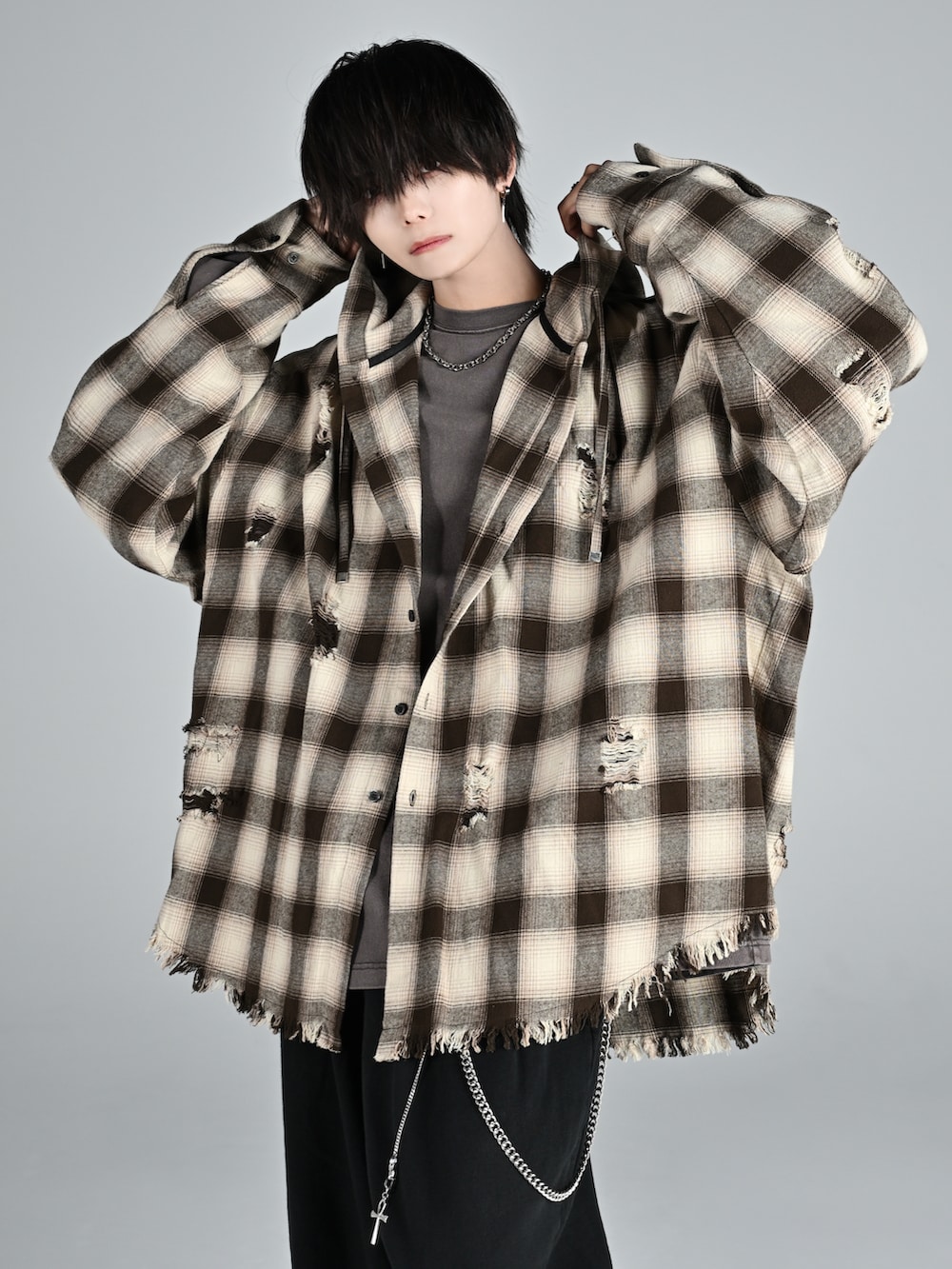 ブラウン系のシャツ/ブラウス、ブラック系のスウェットパンツ、ホワイト系のスニーカーを着用したメンズの秋コーディネートの2枚目の写真