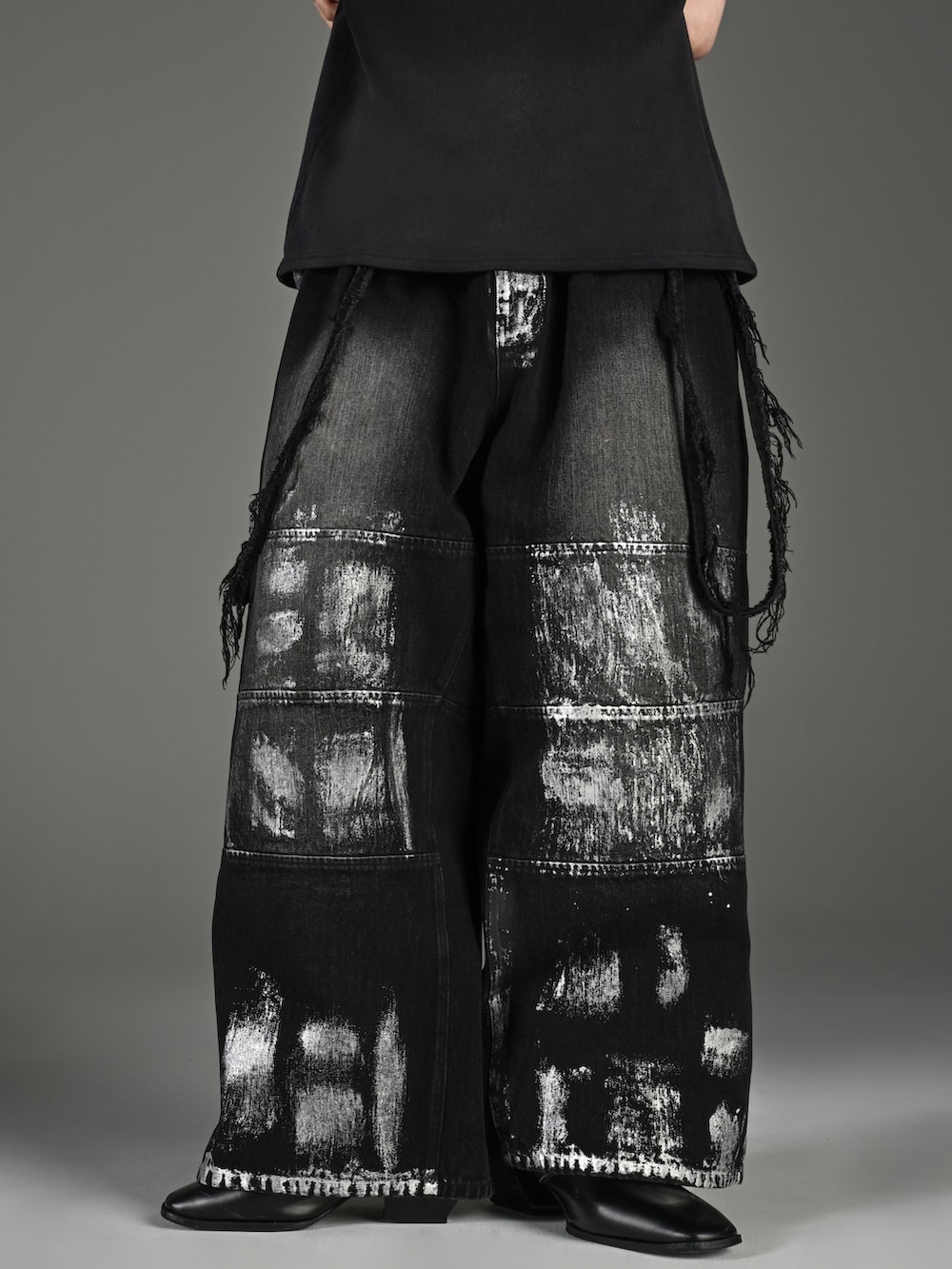 ブラック系のブーツ、ブラック系のデニムパンツ、ブラック系のTシャツ/カットソーを着用したメンズの春コーディネートの4枚目の写真