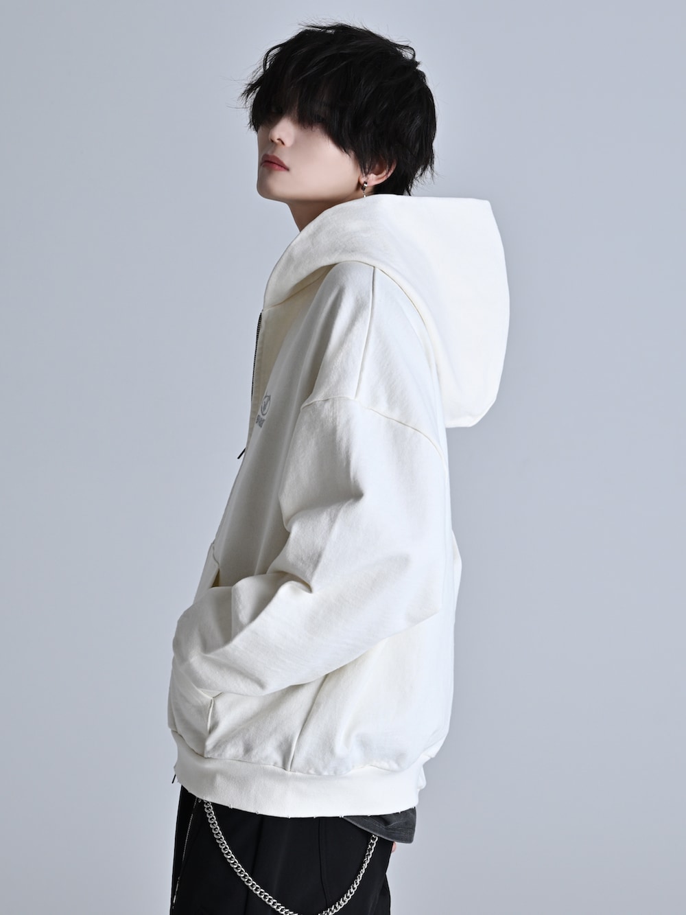 ブルー系のタンクトップ、ホワイト系のパーカー、ブラック系のその他パンツを着用したメンズの冬コーディネートの4枚目の写真