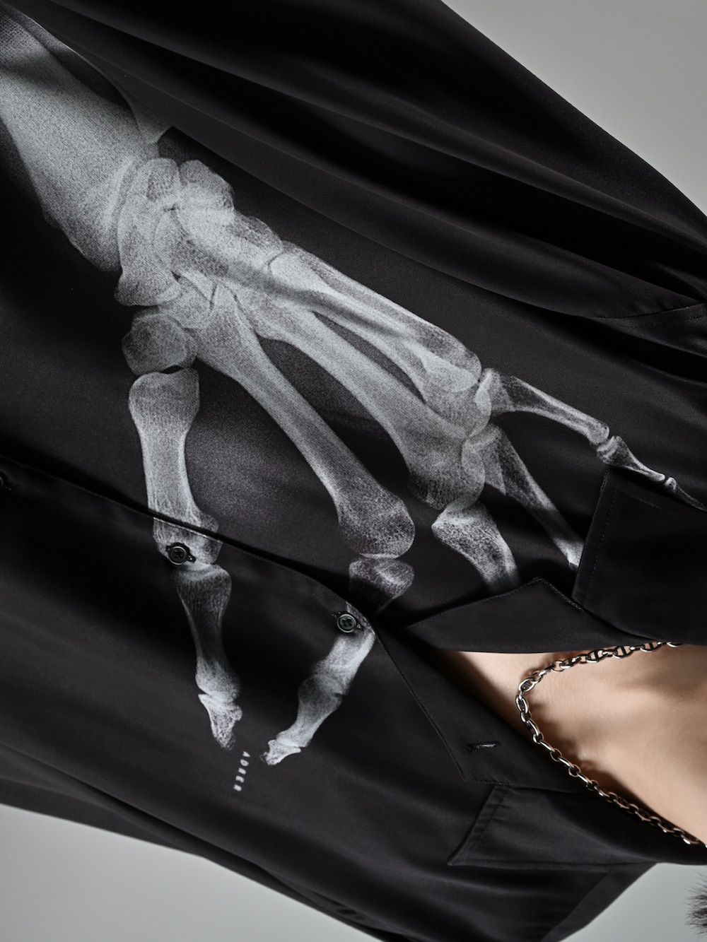 ブラック系のスラックス、ブラック系のブーツ、ブラック系のシャツ/ブラウスを着用したメンズの夏コーディネートの3枚目の写真