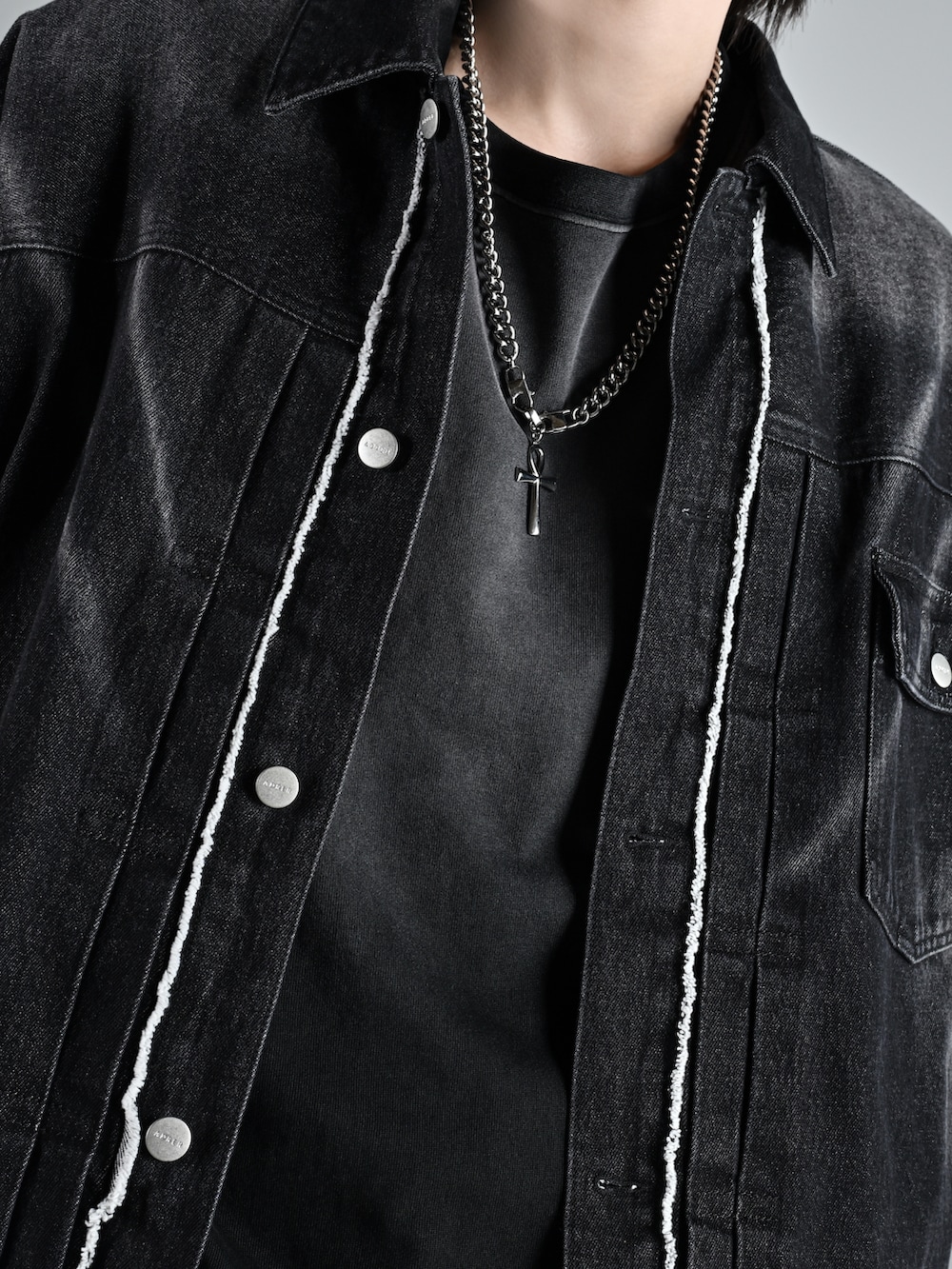 ブラック系のデニムジャケット、ブラック系のデニムパンツ、ブラック系のローファーを着用したメンズの秋コーディネートの3枚目の写真