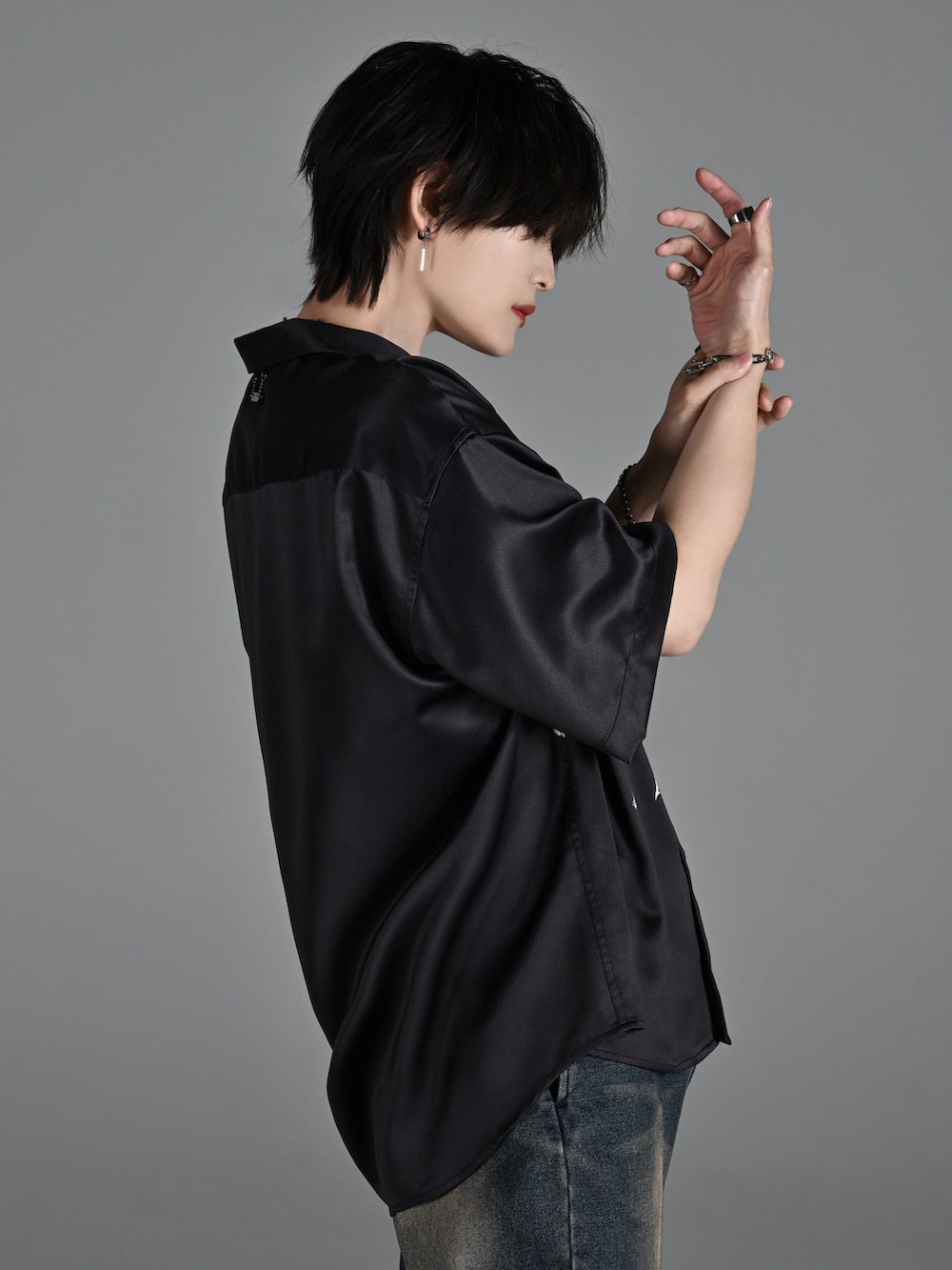 ブラック系のサンダル、ブラック系のシャツ/ブラウス、ブルー系のその他パンツを着用したメンズの夏コーディネートの5枚目の写真