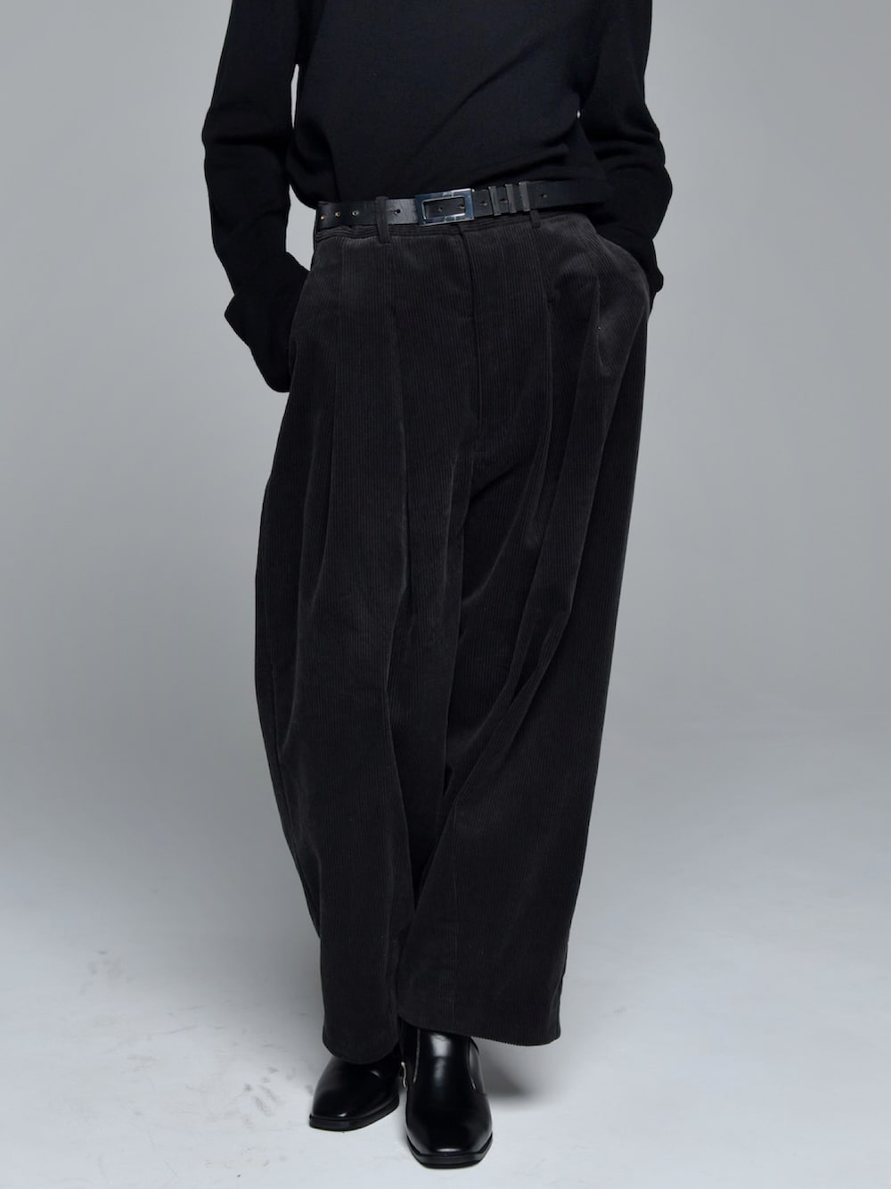 ブラック系のブーツ、ブラック系のテーラードジャケット、ブラック系のその他パンツを着用したメンズの秋コーディネートの5枚目の写真