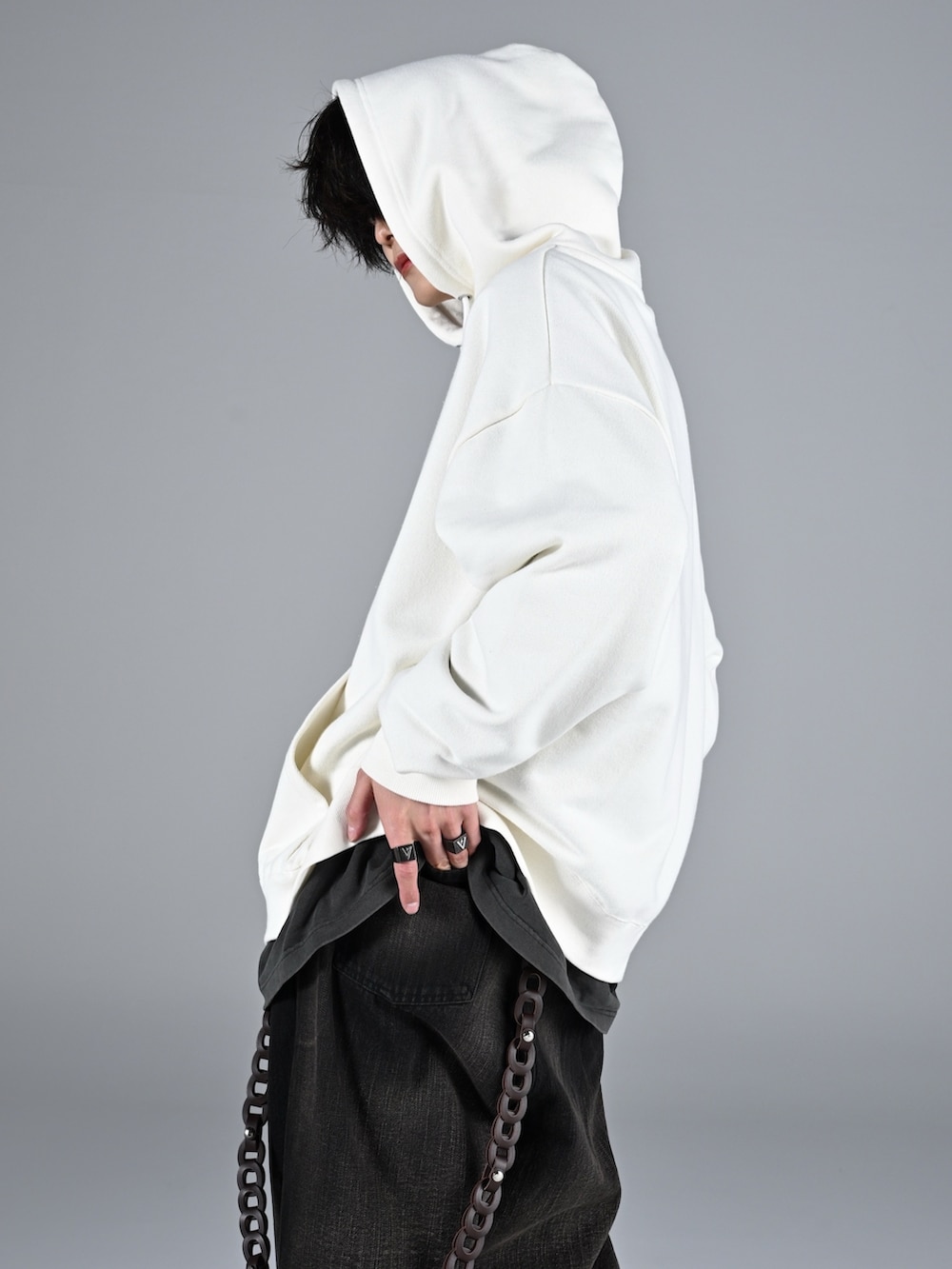 ホワイト系のスニーカー、ブラック系のショルダーバッグ、グレー系のTシャツ/カットソーを着用したメンズの秋コーディネートの5枚目の写真