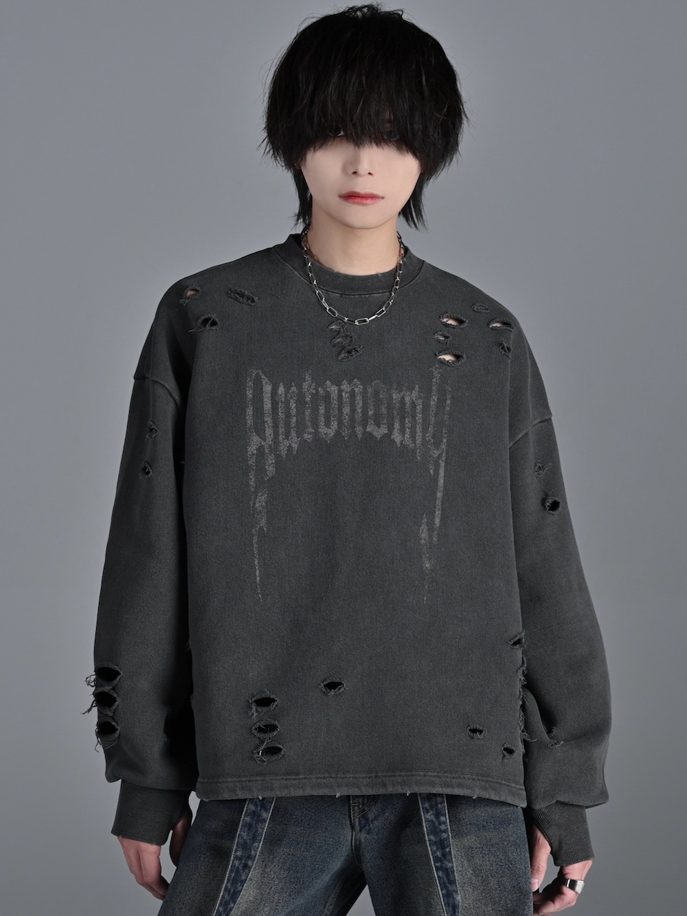 ブラック系のスニーカー、ブルー系のデニムパンツ、グレー系のスウェットを着用したメンズの冬コーディネートの4枚目の写真