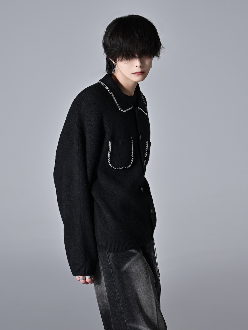 ブラック系のその他パンツ、ブラック系のローファー、ブラック系のカーディガン/ボレロを着用したメンズの秋コーディネートの4枚目の写真