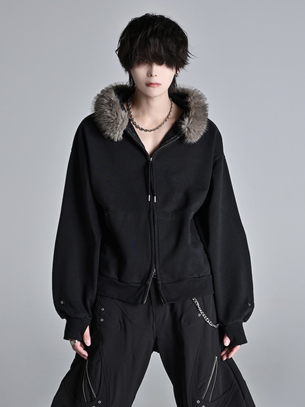 ブラック系のブーツ、ブラック系のショルダーバッグ、ブラック系のデニムパンツを着用したメンズの冬コーディネートの2枚目の写真