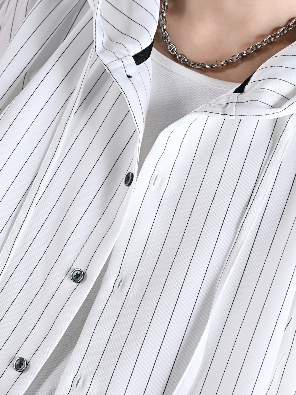 グレー系のタンクトップ、ブラック系のその他パンツ、ブラック系のショルダーバッグを着用したメンズの夏コーディネートの5枚目の写真