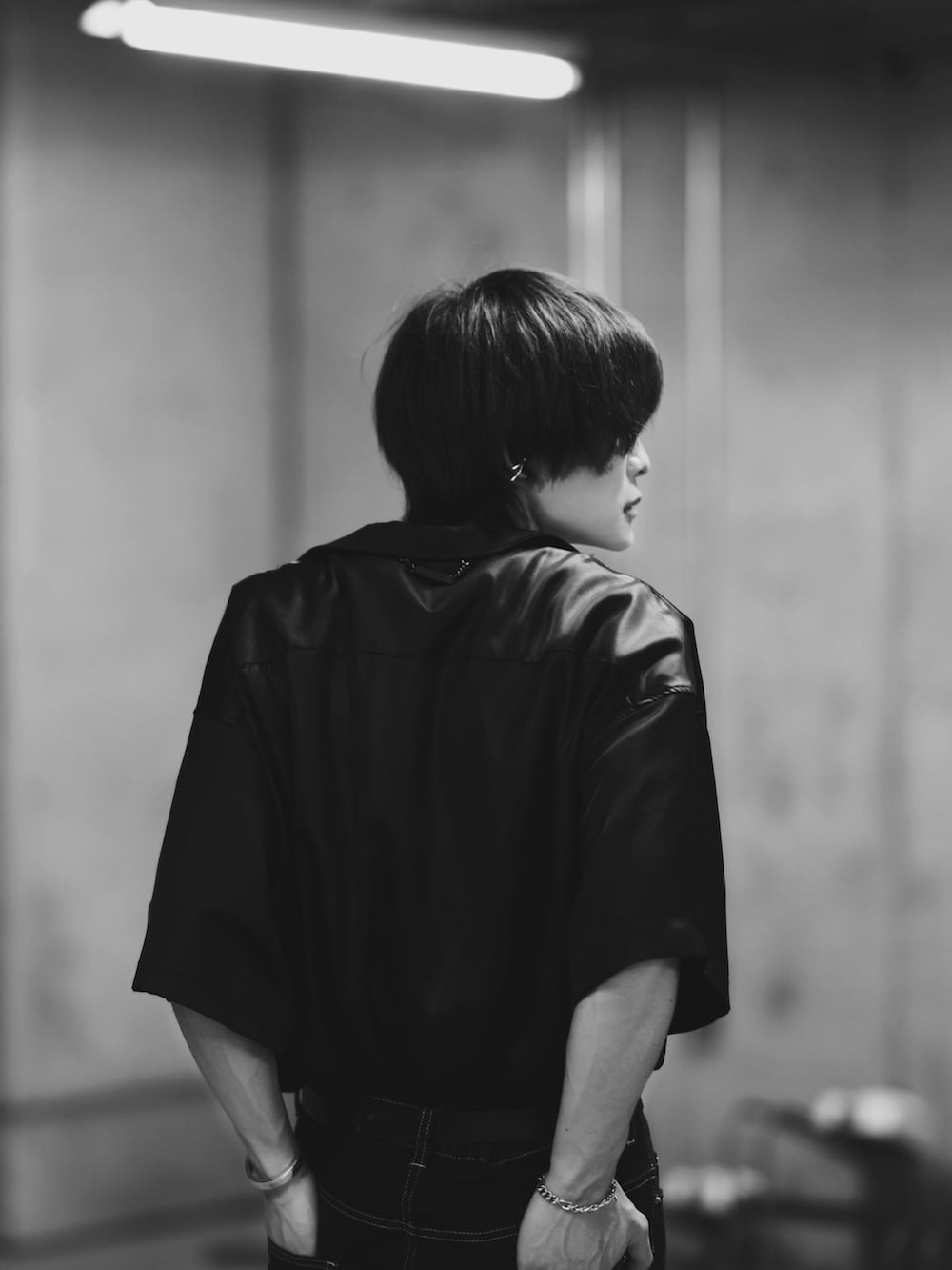 ブラック系のシャツ/ブラウス、ブルー系のデニムパンツ、ブラック系のサンダルを着用したメンズの夏コーディネートの4枚目の写真