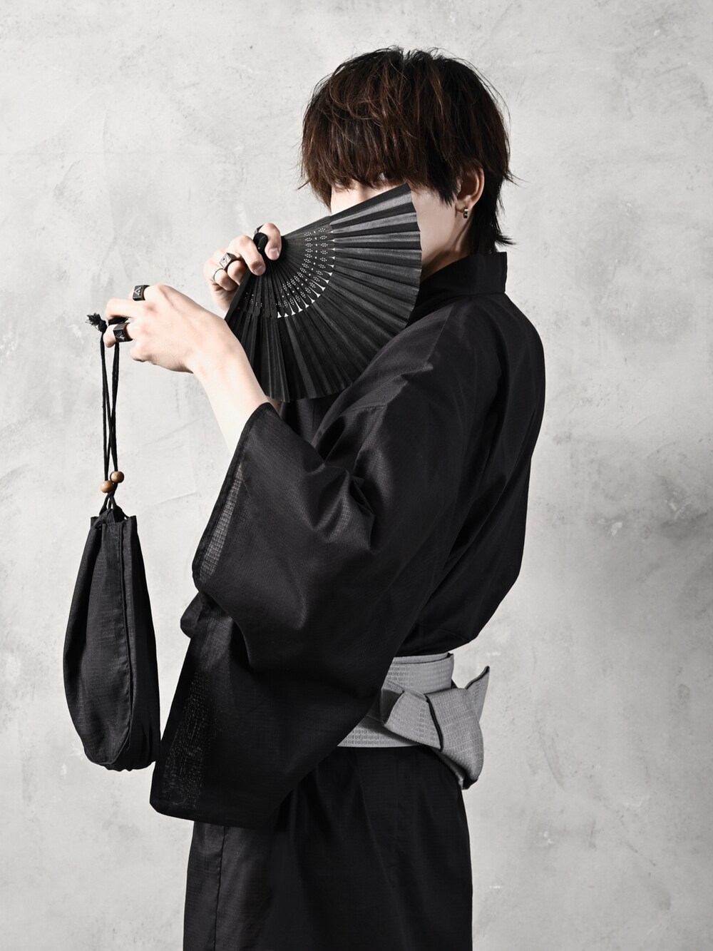 シルバー系のバングル/リストバンド、シルバー系のピアス(両耳用)、ブラック系のリングを着用したメンズの春コーディネートの4枚目の写真