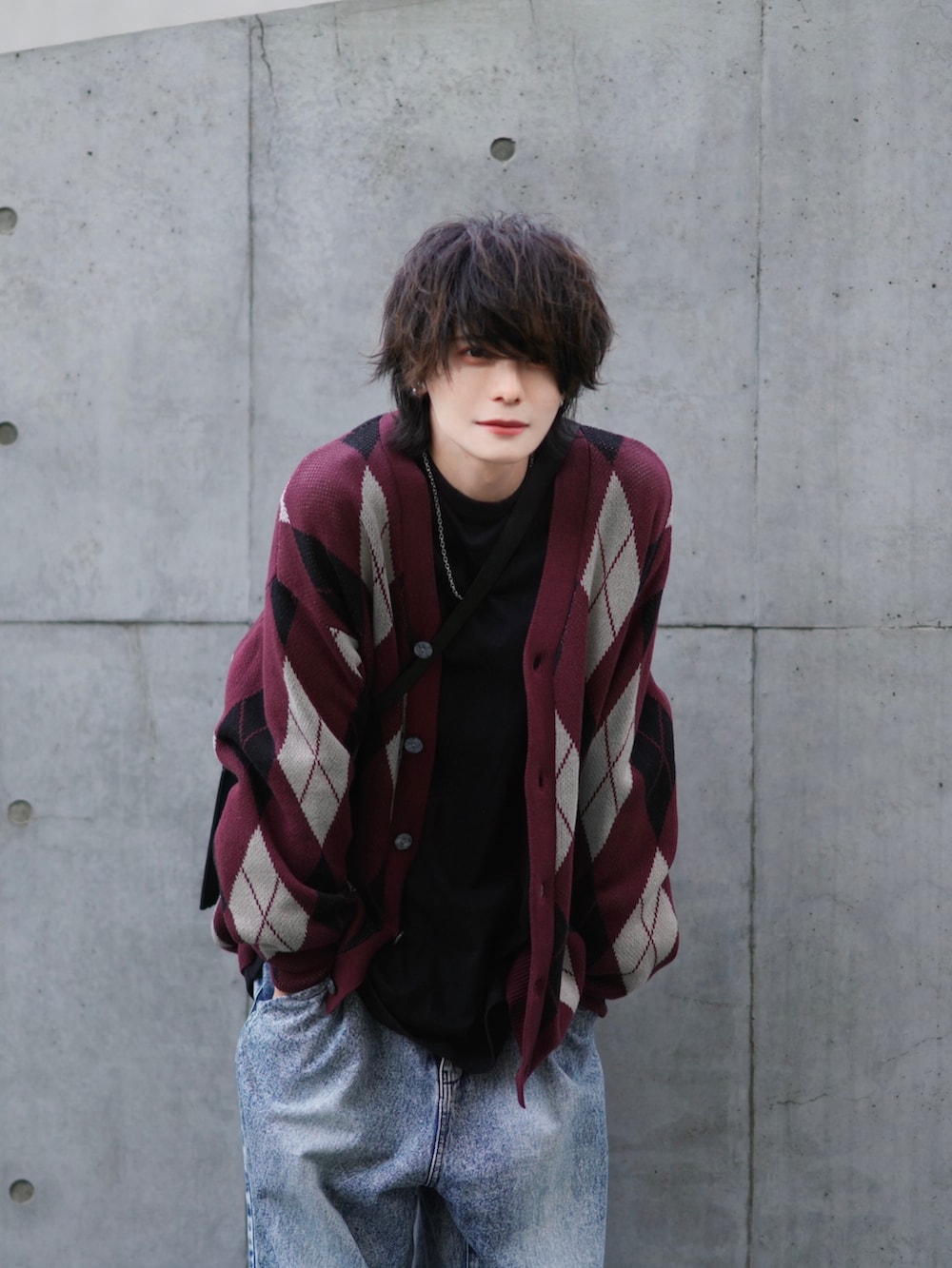 ブラック系のTシャツ/カットソー、ブルー系のデニムパンツ、ブラック系のスニーカーを着用したメンズの秋コーディネートの2枚目の写真