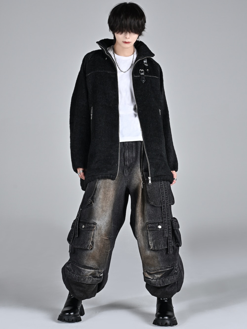 ブラック系のカーゴパンツ、ブラック系のブーツ、ブラック系のブルゾンを着用したメンズの秋コーディネートの4枚目の写真