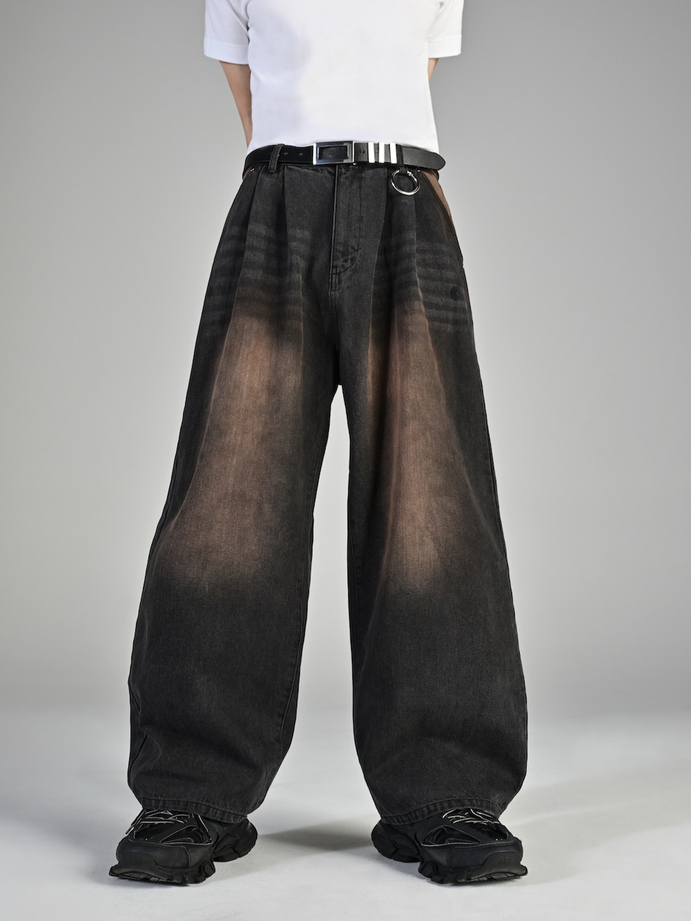 ブラック系のパーカー、グレー系のタンクトップ、ブラック系のスニーカーを着用したメンズの秋コーディネートの4枚目の写真