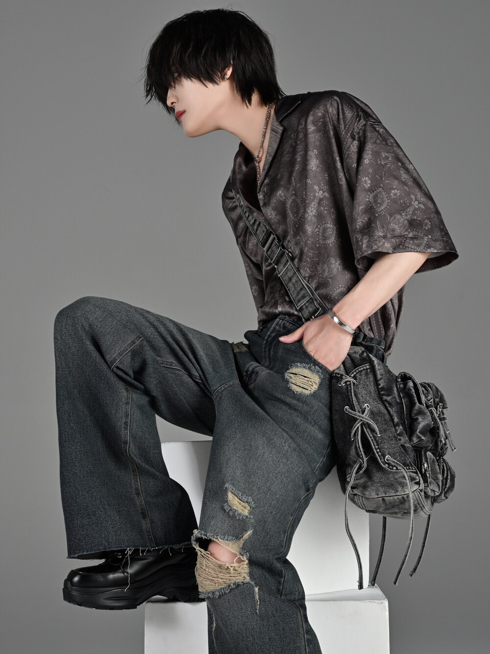 ブラック系のスニーカー、ブラック系のショルダーバッグ、ブラック系のシャツ/ブラウスを着用したメンズの春コーディネートの3枚目の写真