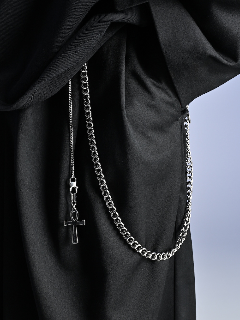 ブラック系のスラックス、ブラック系のローファー、ブラック系のシャツ/ブラウスを着用したメンズの秋コーディネートの3枚目の写真