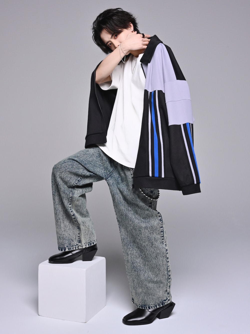 「休日コーデ、adrer、トラックジャケット、ジャージ、デニム、デニムパンツ、春、春コーデ、ヒールブーツ、ブーツ、ワイドデニム、オーバーサイズ、ビッグシルエット、スポーツミックス、春アウター」|「ADRERの【ADRER】LINE SLEEVE TRACK JACKET/ラインスリーブトラックジャケット(ブルゾン、グレー系)」を使った、犬飼京 inukai keiさん(メンズ・183cm)の春コーディネートの5枚目の写真