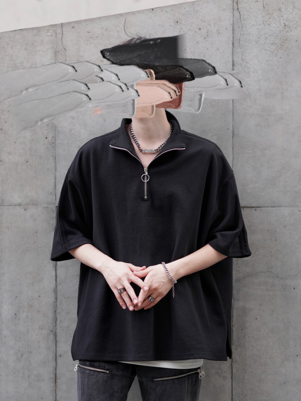 グレー系のデニムパンツ、ブラック系のブーツ、ブラック系のショルダーバッグを着用したメンズの春コーディネートの3枚目の写真