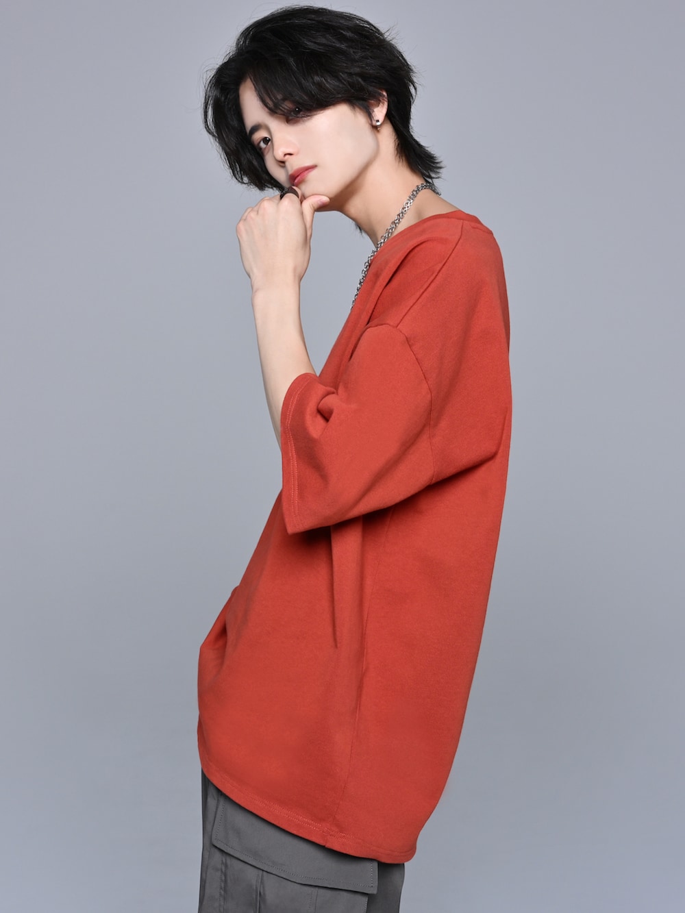 グレー系のカーゴパンツ、グレー系のスニーカー、ブラウン系のTシャツ/カットソーを着用したメンズの春コーディネートの4枚目の写真