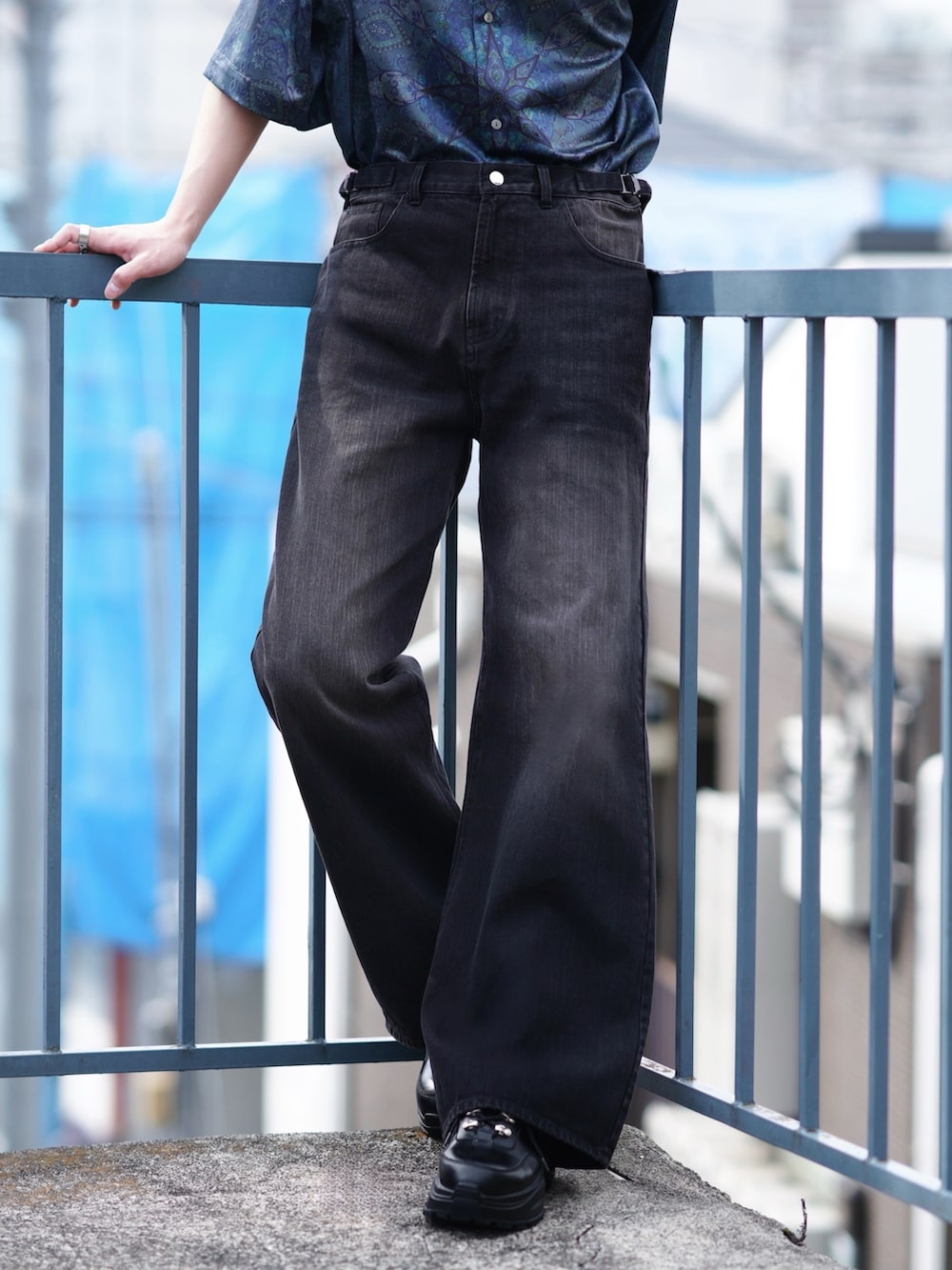 ブルー系のシャツ/ブラウス、ブラック系のデニムパンツ、ブラック系のスニーカーを着用したメンズの夏コーディネートの4枚目の写真