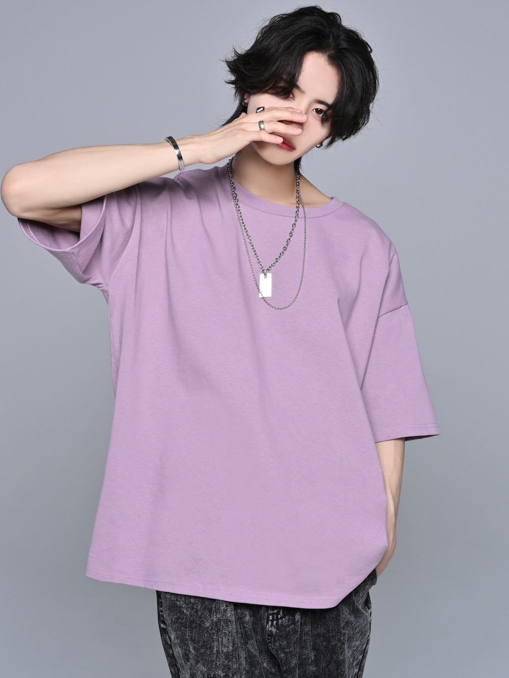 「大人カジュアル、大人コーデ、Tシャツ、デニム、デニムパンツ、夏コーデ、adrer、厚底シューズ、シンプルコーデ、きれいめカジュアル、オーバーサイズ、ビッグシルエット、ラフ、ゆるコーデ、休日スタイル」｜「ADRERのヴィンテージメイクワイドテーパードデニム（デニムパンツ、ブラック系）」を使った、犬飼京 inukai keiさん（メンズ・183cm）の春コーディネートの4枚目の写真