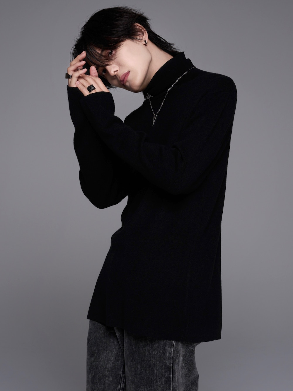 ブラック系のデニムパンツ、ブラック系のブーツ、ブラック系のニット/セーターを着用したメンズの秋コーディネートの3枚目の写真