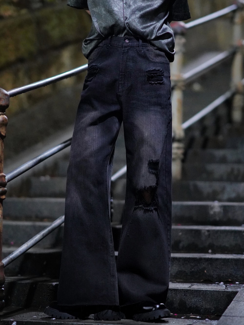 ブラック系のブーツ、ブラック系のシャツ/ブラウス、ブラック系のデニムパンツを着用したメンズの春コーディネートの3枚目の写真