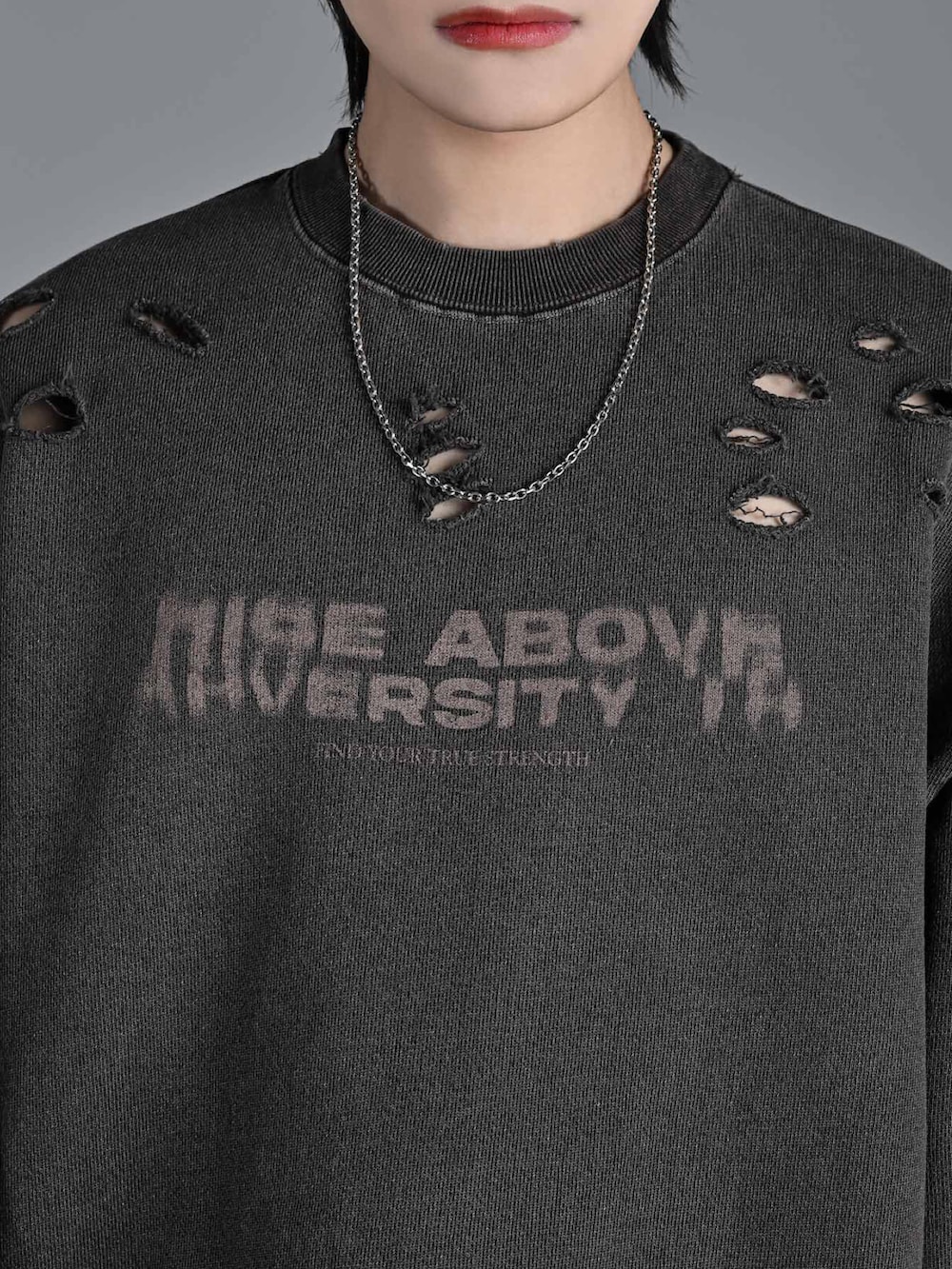 ホワイト系のスニーカー、ブラウン系のスウェット、ブラック系のデニムパンツを着用したメンズの冬コーディネートの5枚目の写真