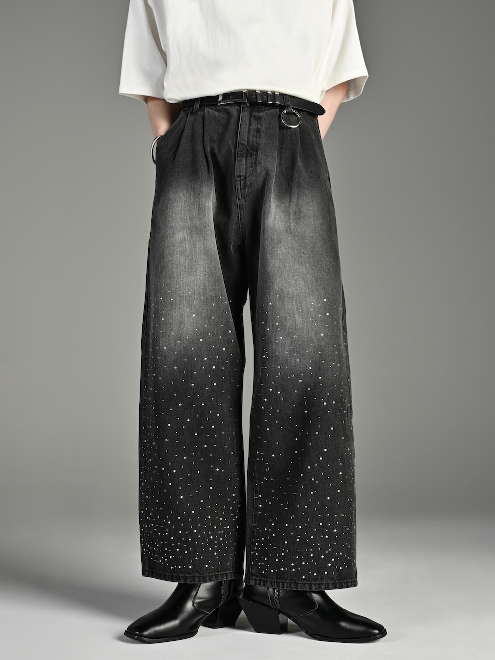 ホワイト系のTシャツ/カットソー、ブラック系のブーツ、ブラック系のショルダーバッグを着用したメンズの春コーディネートの4枚目の写真