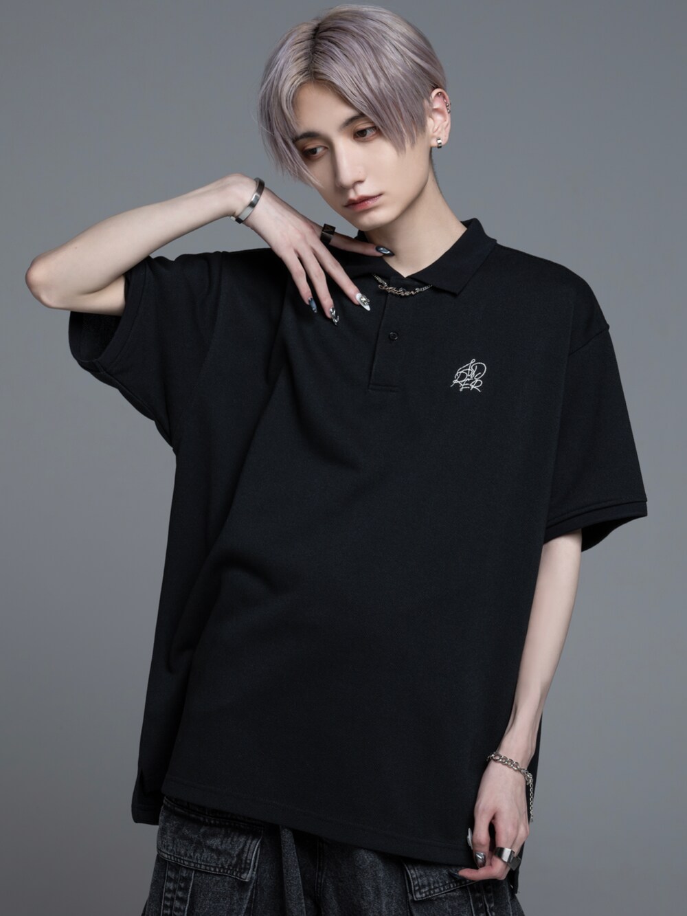 ブラック系のブーツ、ブラック系のカーゴパンツ、ブラック系のショルダーバッグを着用したメンズの春コーディネートの2枚目の写真