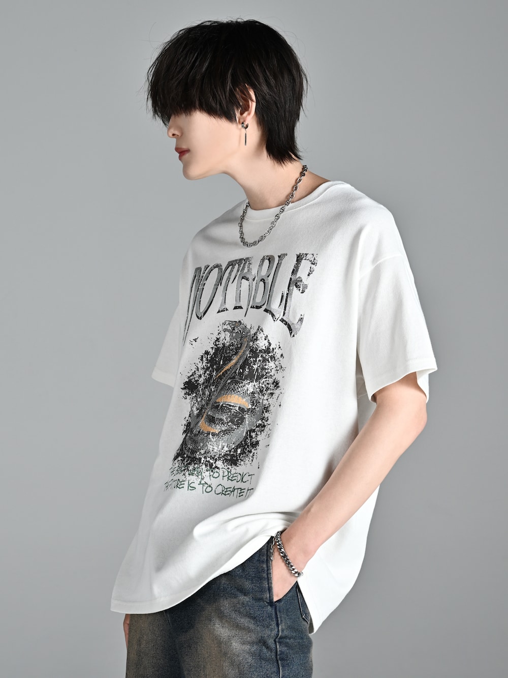 「adrer、アドラー、犬飼京、Tシャツ、白Tシャツ、プリントT、プリントTシャツ、デニム、デニムパンツ、フレアパンツ、フレアデニム、夏コーデ、夏、オーバーサイズ、プチプラ」|「🎗️ AD̷RER 7.17 release🎗️の7/17発売 ¥4,400(tax-in)(Tシャツ/カットソー、ホワイト系)」を使った、犬飼京 inukai keiさん(メンズ・183cm)の夏コーディネートの3枚目の写真