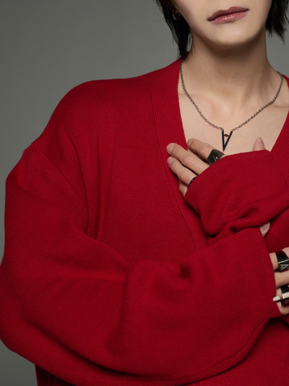 ホワイト系のTシャツ/カットソー、ブラック系のデニムパンツ、ホワイト系のスニーカーを着用したメンズの秋コーディネートの4枚目の写真