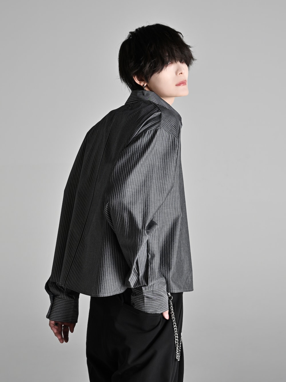 ブラック系のシャツ/ブラウス、ブラック系のローファー、ブラック系のショルダーバッグを着用したメンズの冬コーディネートの3枚目の写真