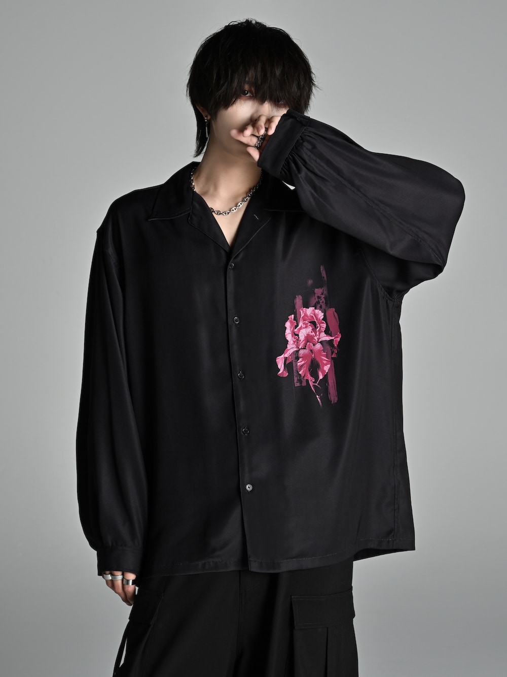 レッド系のタンクトップ、ブラック系のシャツ/ブラウス、ブラック系のデニムパンツを着用したメンズの冬コーディネートの2枚目の写真