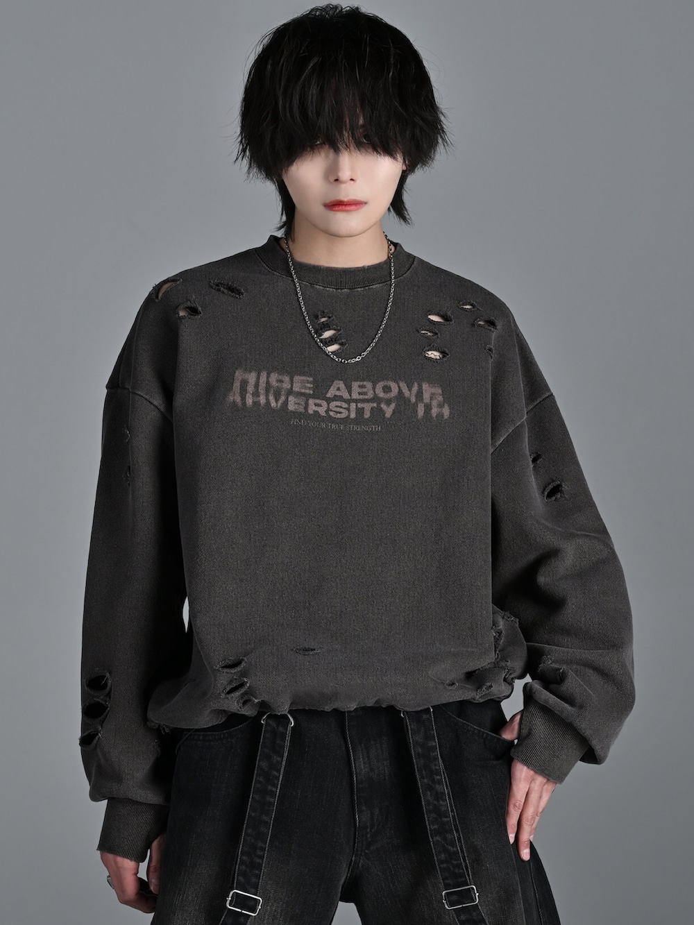 ホワイト系のスニーカー、ブラウン系のスウェット、ブラック系のデニムパンツを着用したメンズの冬コーディネートの4枚目の写真