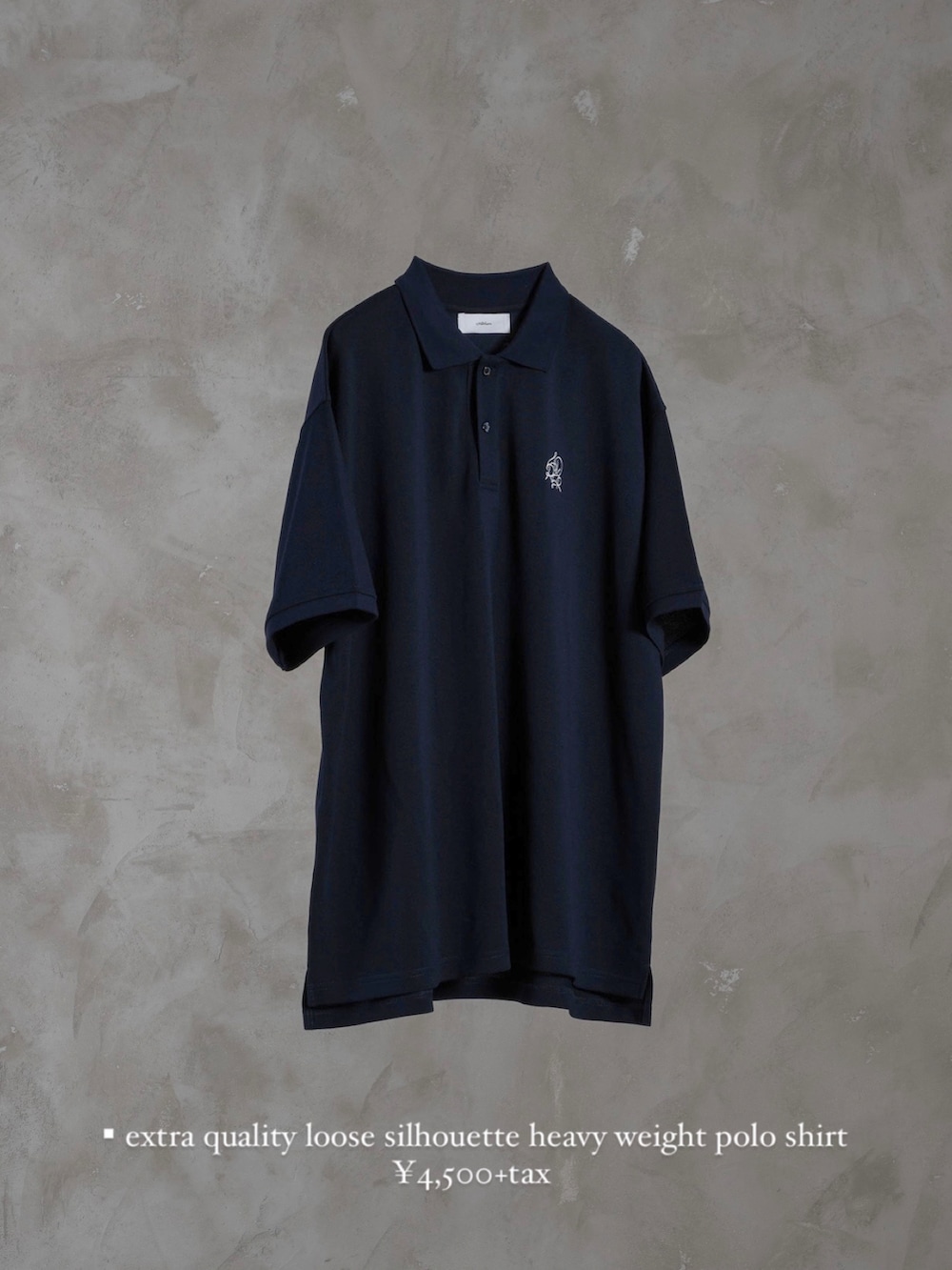 ホワイト系のタンクトップ、ブルー系のカーゴパンツ、ブラック系のブーツを着用したメンズの春コーディネートの3枚目の写真