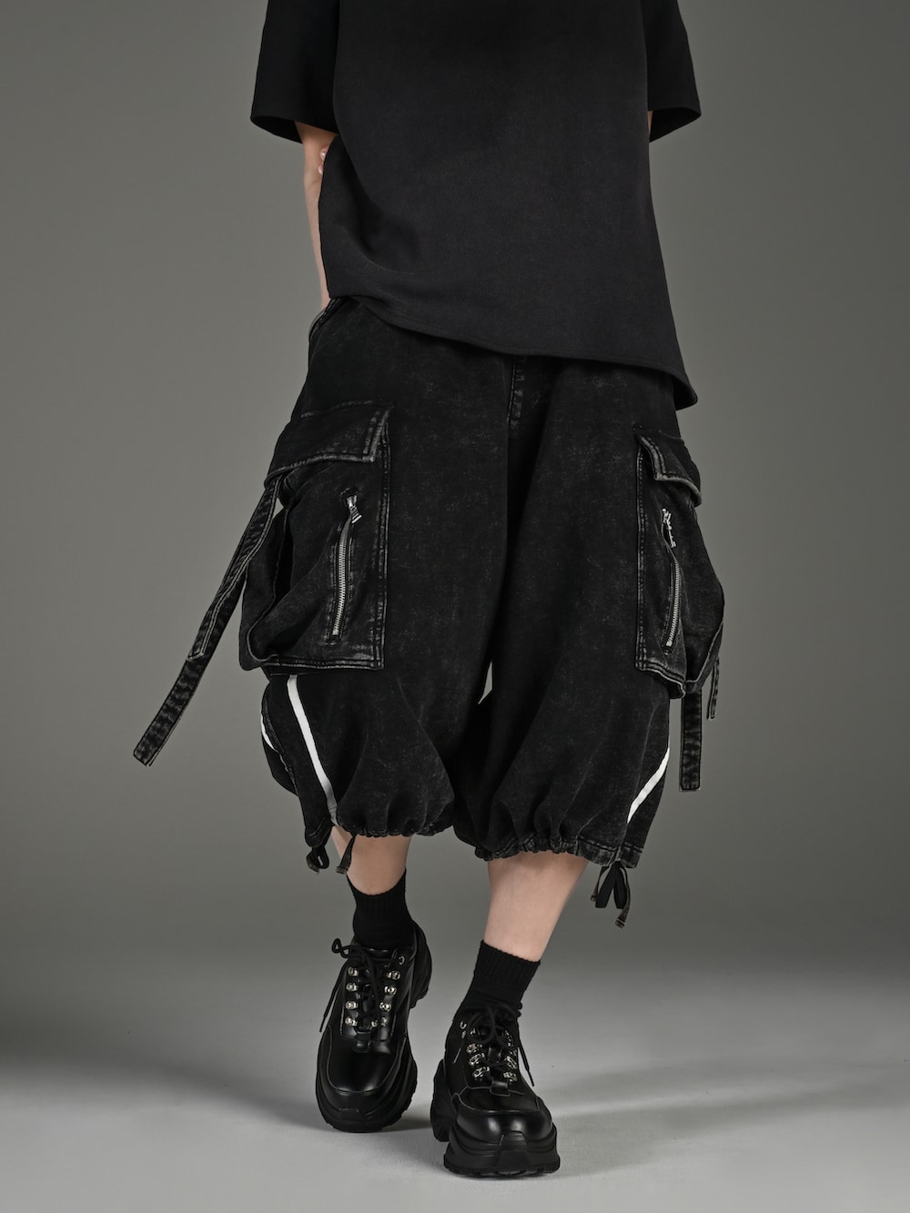 ブラック系のスニーカー、ブラック系のショルダーバッグ、ブラック系のTシャツ/カットソーを着用したメンズの春コーディネートの5枚目の写真