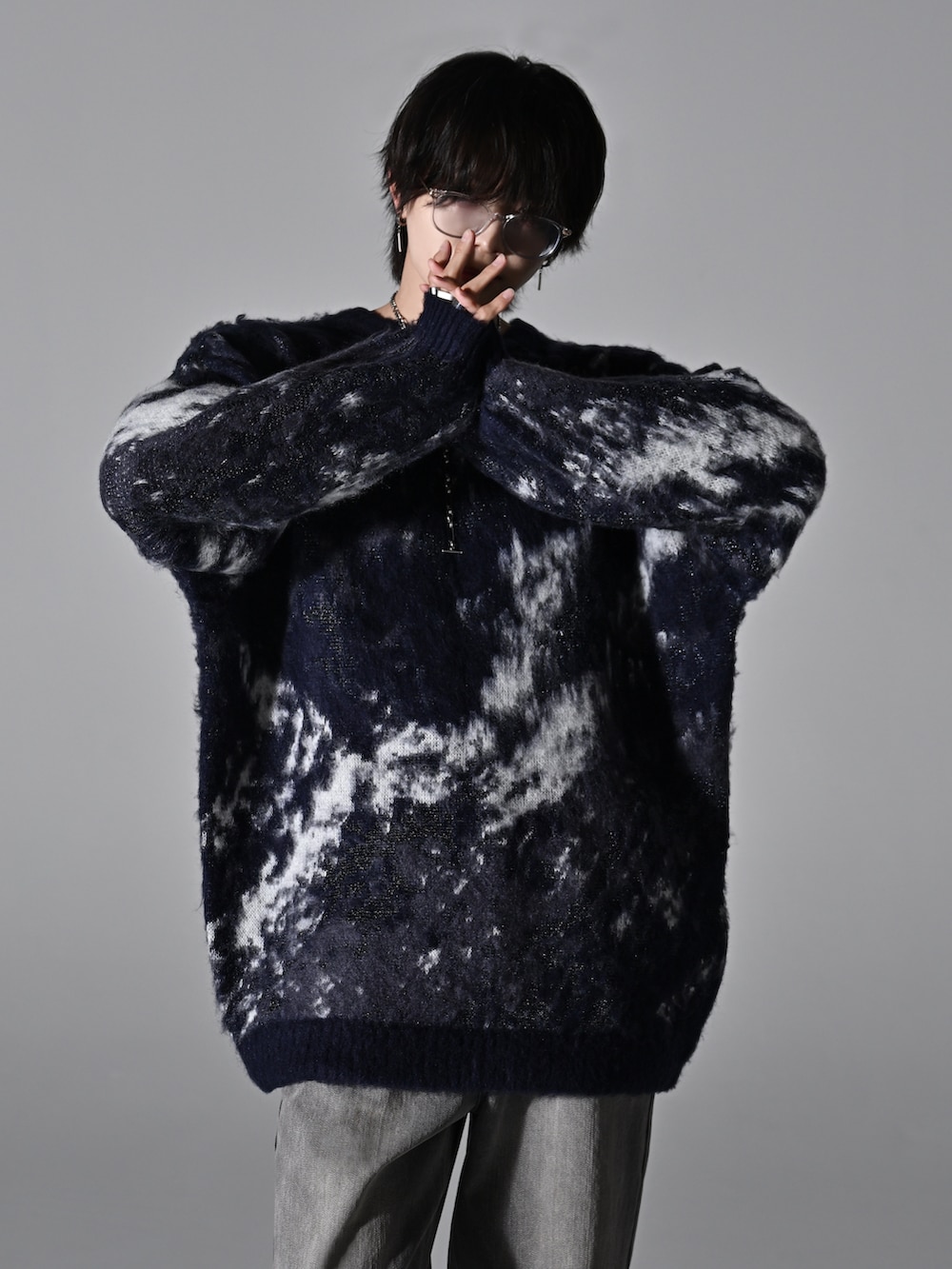 ブルー系のニット/セーター、グレー系のデニムパンツ、ブラック系のショルダーバッグを着用したメンズの秋コーディネートの2枚目の写真