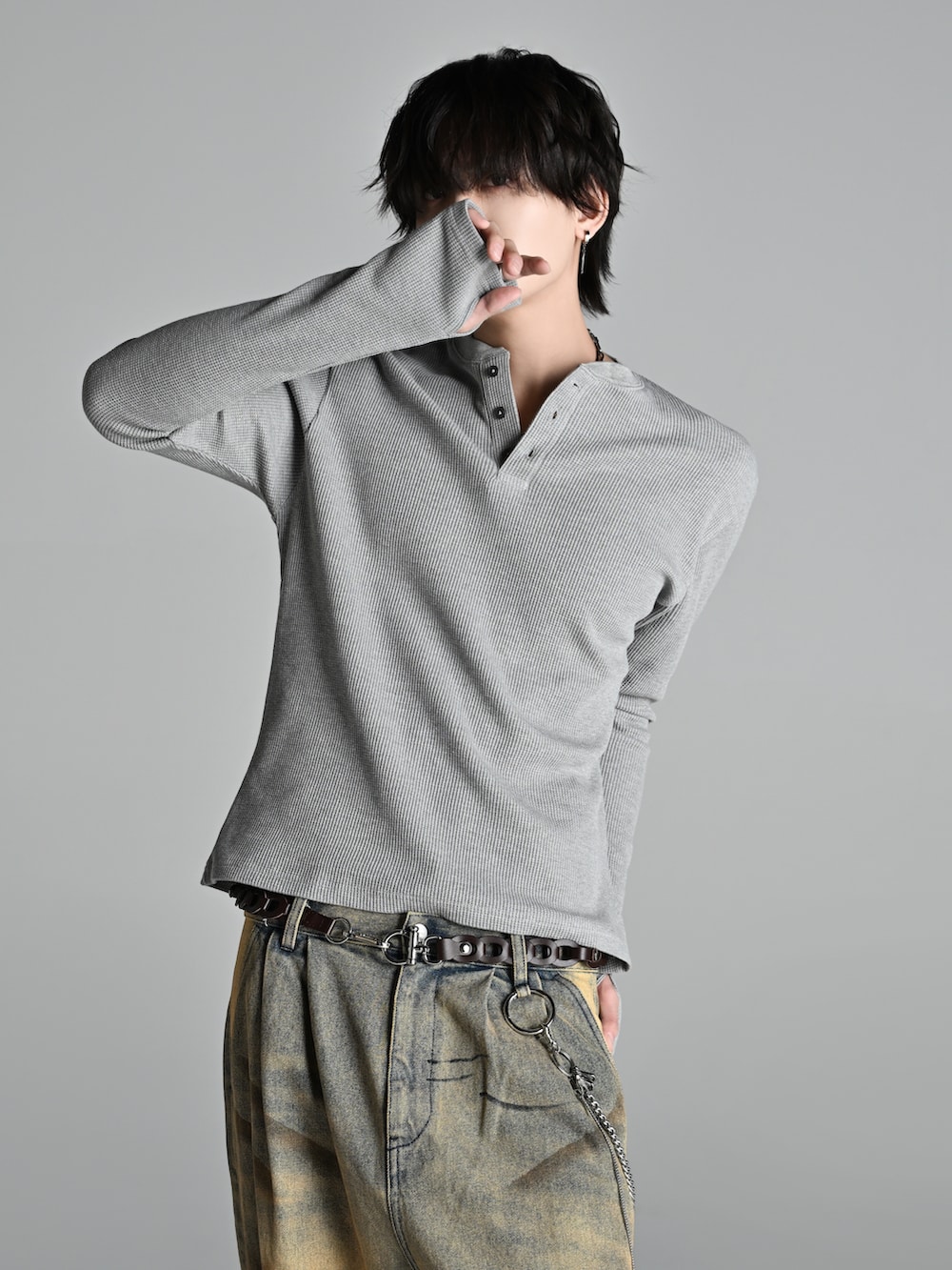 ベージュ系のブーツ、ブラック系のショルダーバッグ、グレー系のTシャツ/カットソーを着用したメンズの冬コーディネートの2枚目の写真