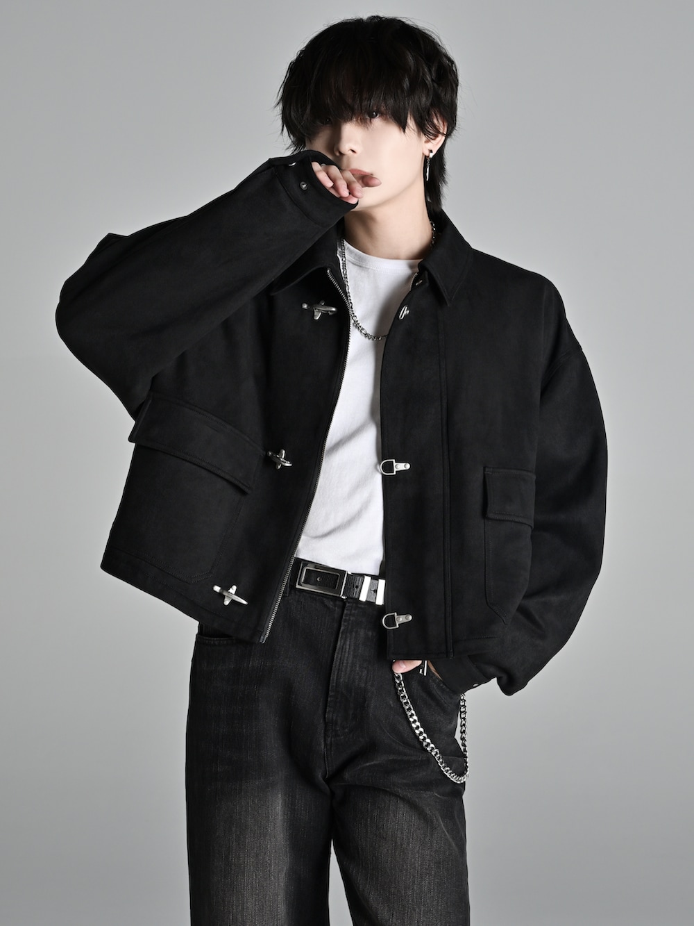 ブラック系のデニムパンツ、ブラック系のブーツ、ブラック系のショルダーバッグを着用したメンズの冬コーディネートの2枚目の写真