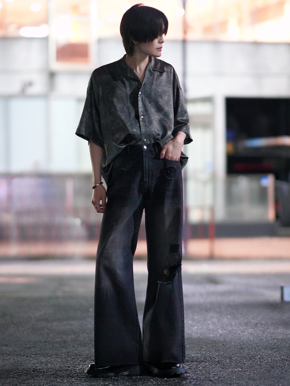 ブラック系のブーツ、ブラック系のシャツ/ブラウス、ブラック系のデニムパンツを着用したメンズの春コーディネートの5枚目の写真