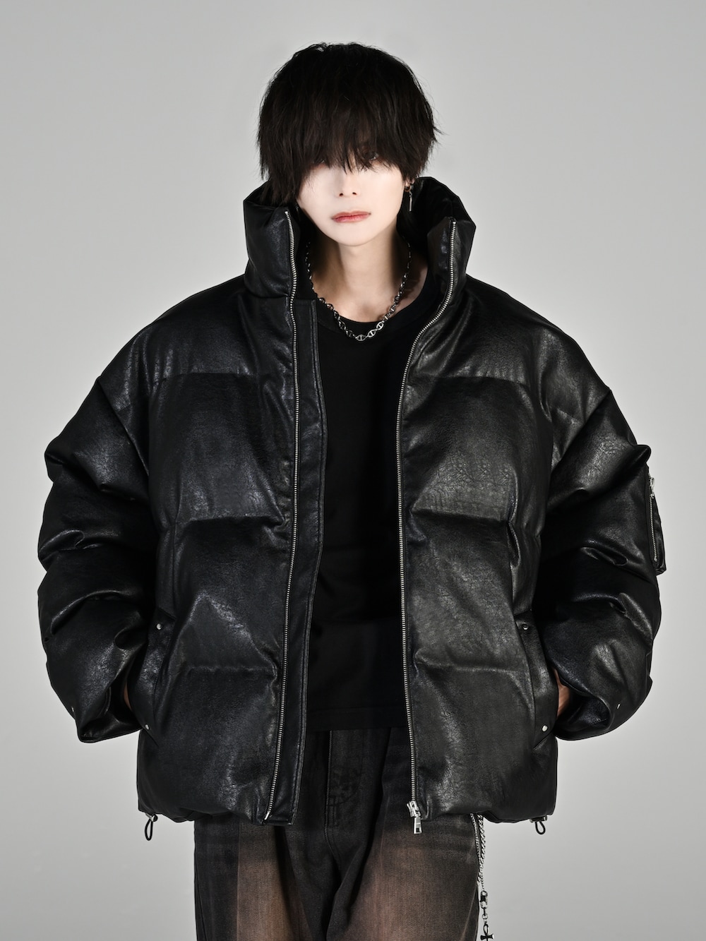 ブラック系のローファー、ブラック系のダウンジャケット/コート、ブラック系のデニムパンツを着用したメンズの秋コーディネートの3枚目の写真