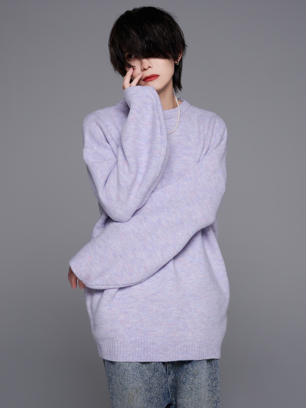 ブルー系のデニムパンツ、ブラック系のスニーカー、パープル系のニット/セーターを着用したメンズの秋コーディネートの4枚目の写真