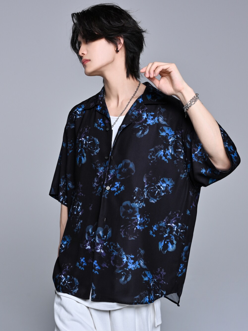 ブラック系のシャツ/ブラウス、ホワイト系のタンクトップ、ブルー系のカーゴパンツを着用したメンズの春コーディネートの3枚目の写真