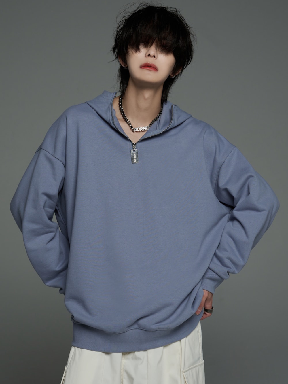 ホワイト系のカーゴパンツ、ホワイト系のスニーカー、グレー系のパーカーを着用したメンズの秋コーディネートの3枚目の写真