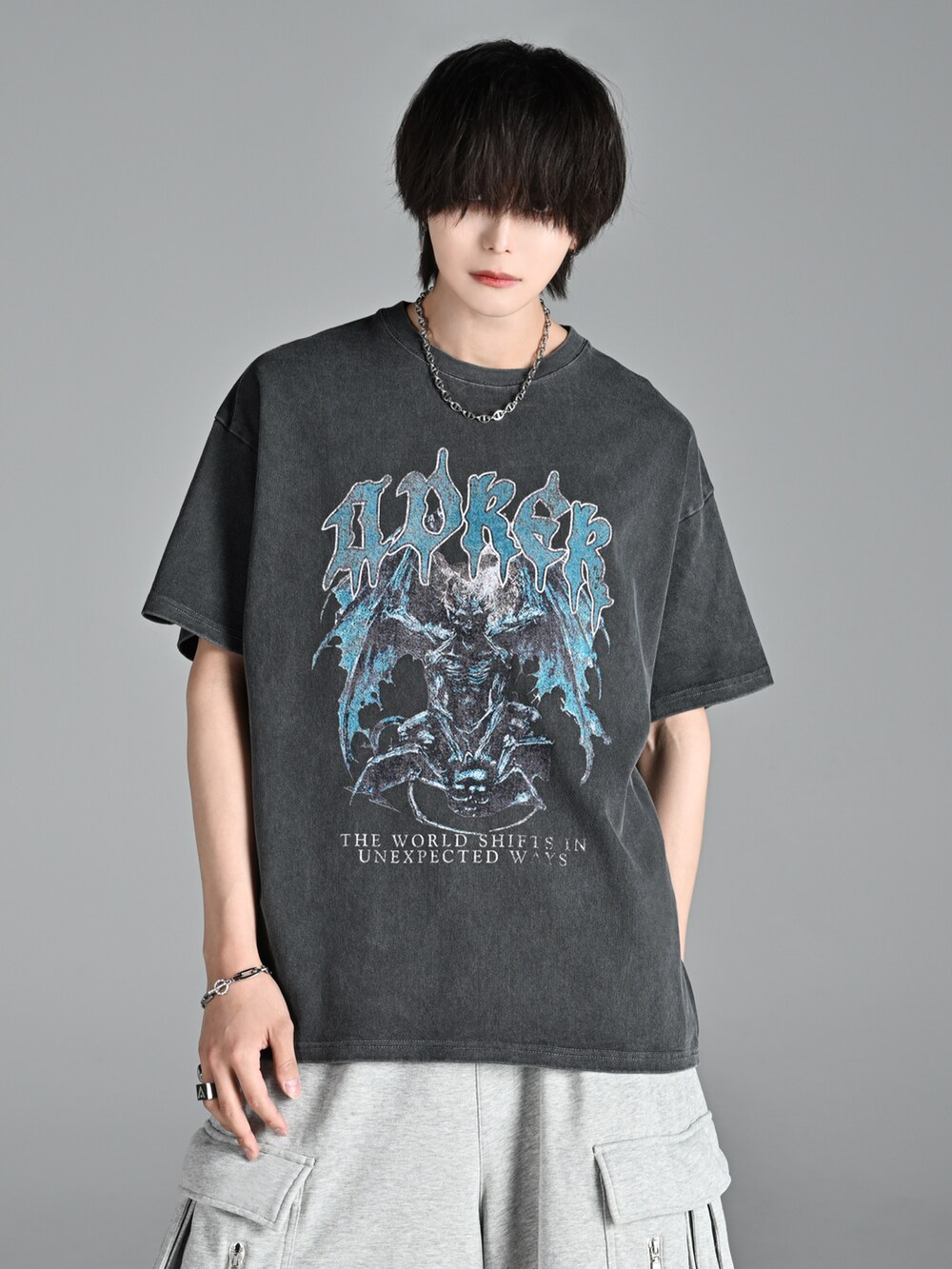 ブラック系のサンダル、グレー系のTシャツ/カットソー、グレー系のその他パンツを着用したメンズの夏コーディネートの2枚目の写真