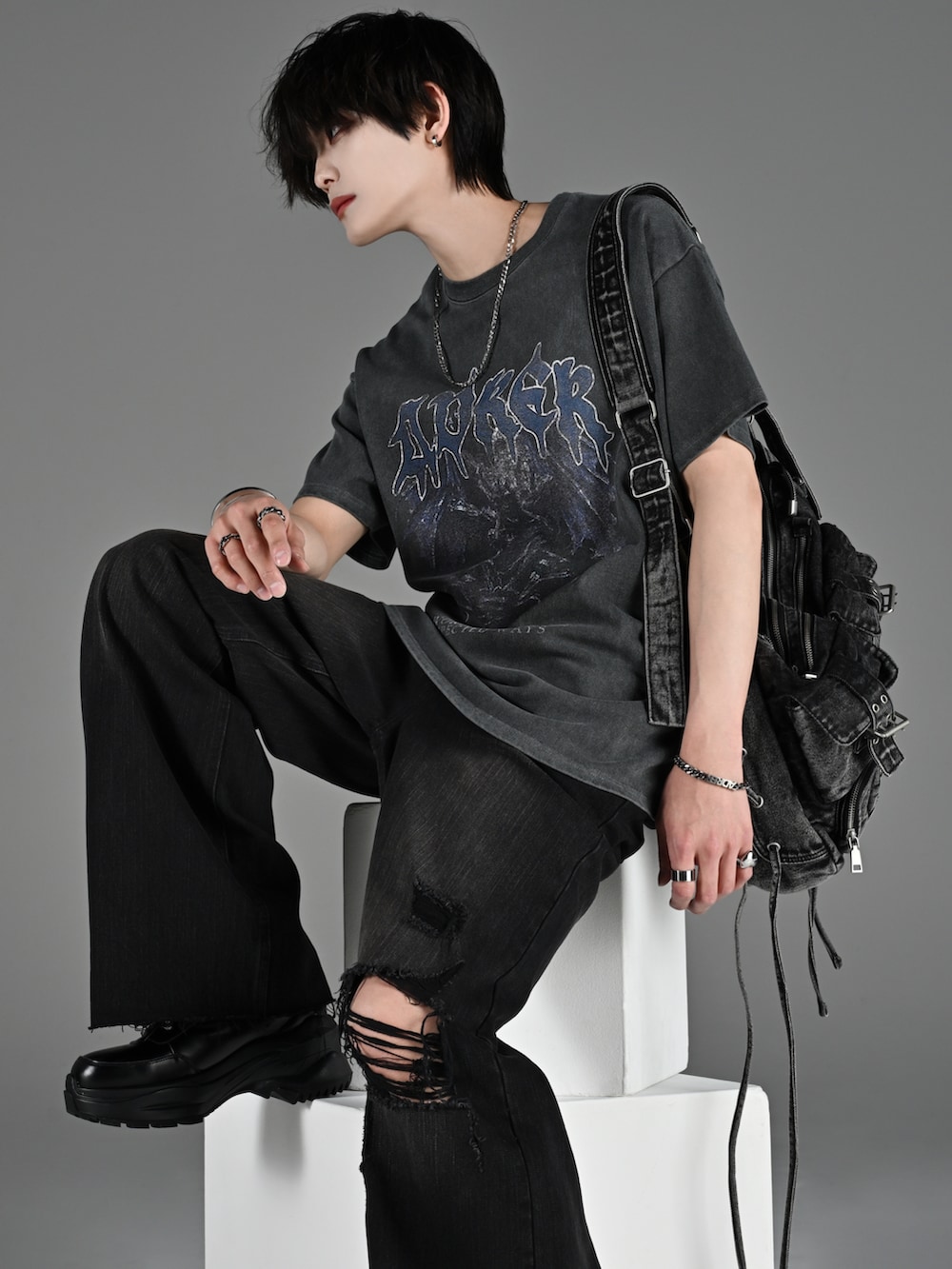 グレー系のTシャツ/カットソー、ブルー系のデニムパンツ、ブラック系のショルダーバッグを着用したメンズの夏コーディネートの2枚目の写真