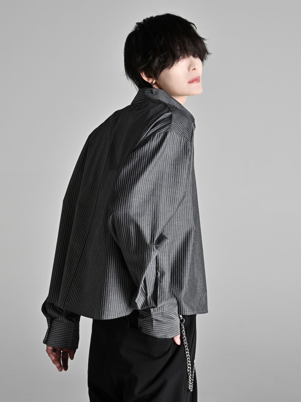 ブラック系のシャツ/ブラウス、ブラック系のスラックス、シルバー系のネックレスを着用したメンズの冬コーディネートの3枚目の写真