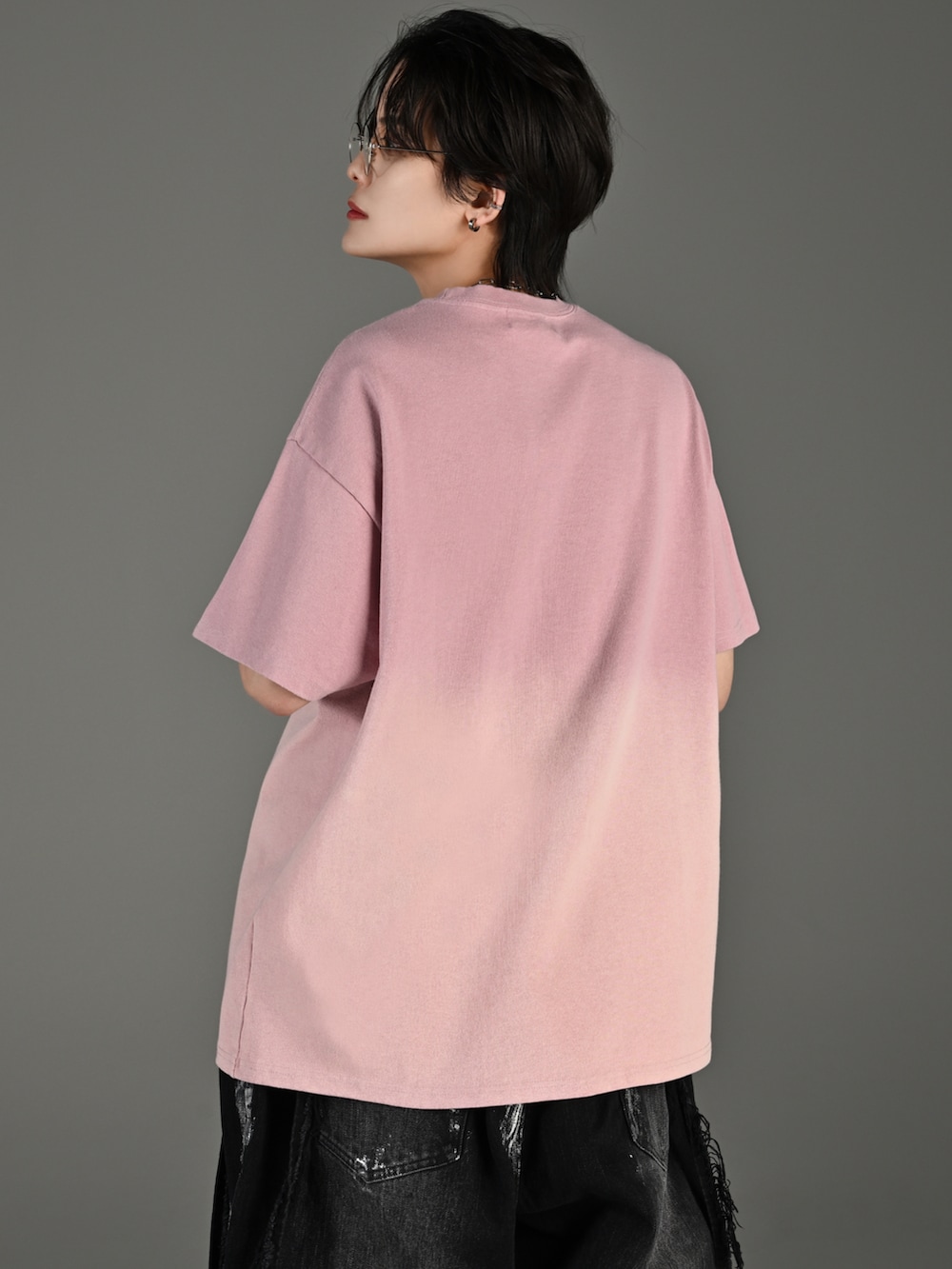 ブラック系のショルダーバッグ、ホワイト系のスニーカー、ピンク系のTシャツ/カットソーを着用したレディースの春コーディネートの3枚目の写真