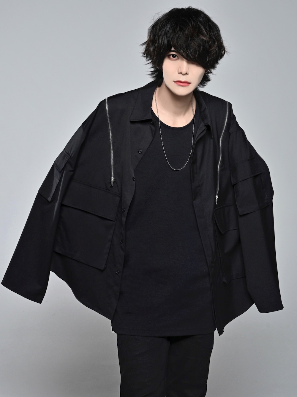 ブラック系のデニムパンツ、ブラック系のタンクトップ、ブラック系のスニーカーを着用したメンズの冬コーディネートの3枚目の写真