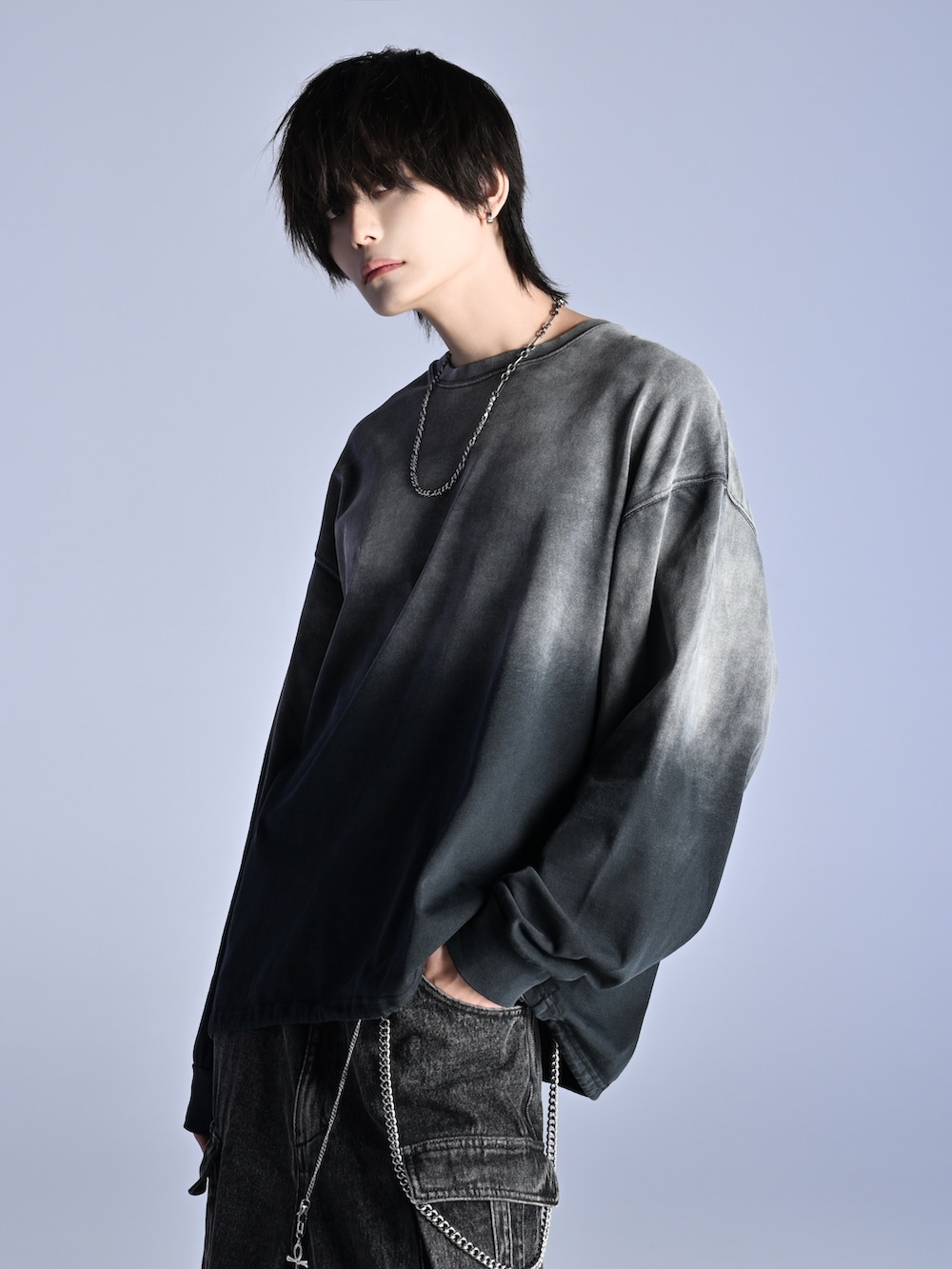 ブラック系のカーゴパンツ、ブラック系のバッグ、ブラック系のスニーカーを着用したメンズの秋コーディネートの4枚目の写真